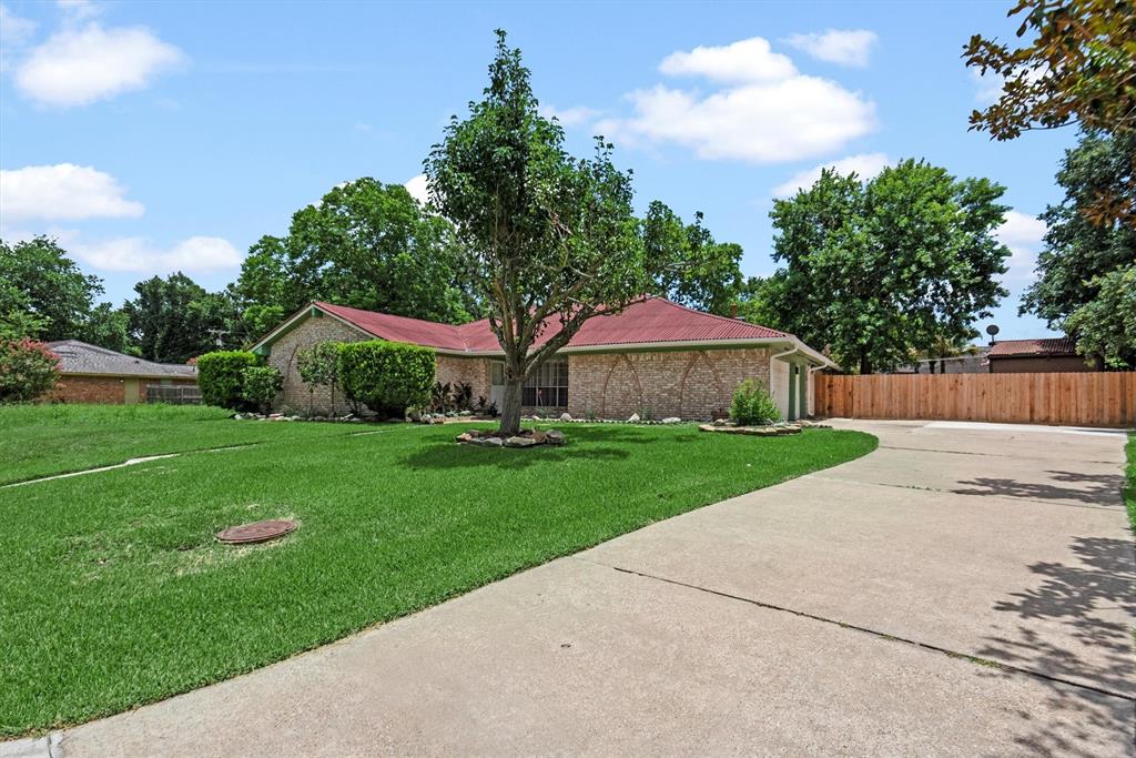 4906 Green Willow Ln, Dickinson, TX 77539