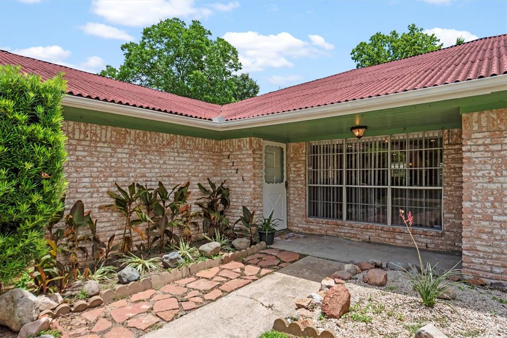 4906 Green Willow Ln, Dickinson, TX 77539