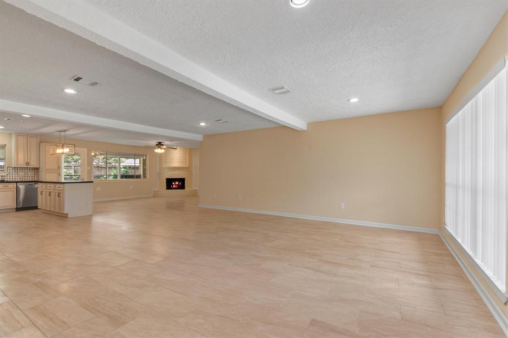 4906 Green Willow Ln, Dickinson, TX 77539