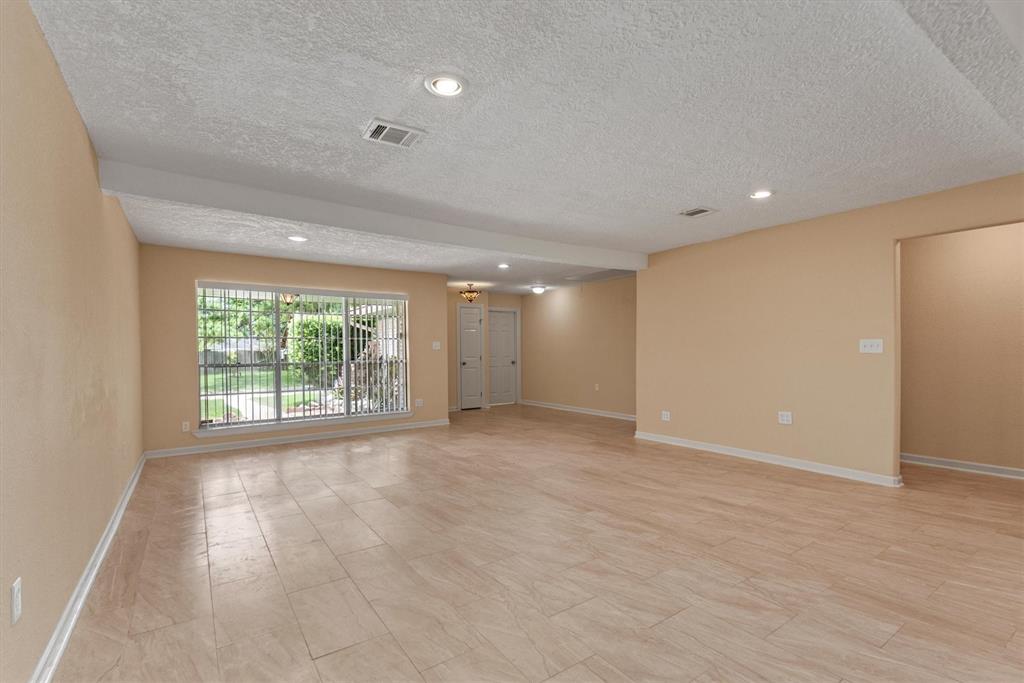 4906 Green Willow Ln, Dickinson, TX 77539