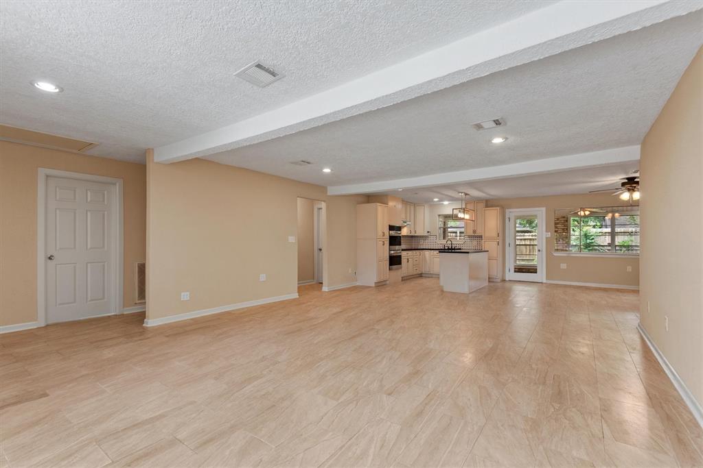 4906 Green Willow Ln, Dickinson, TX 77539