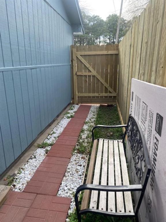 2621 Timber Dr, Dickinson, TX 77539