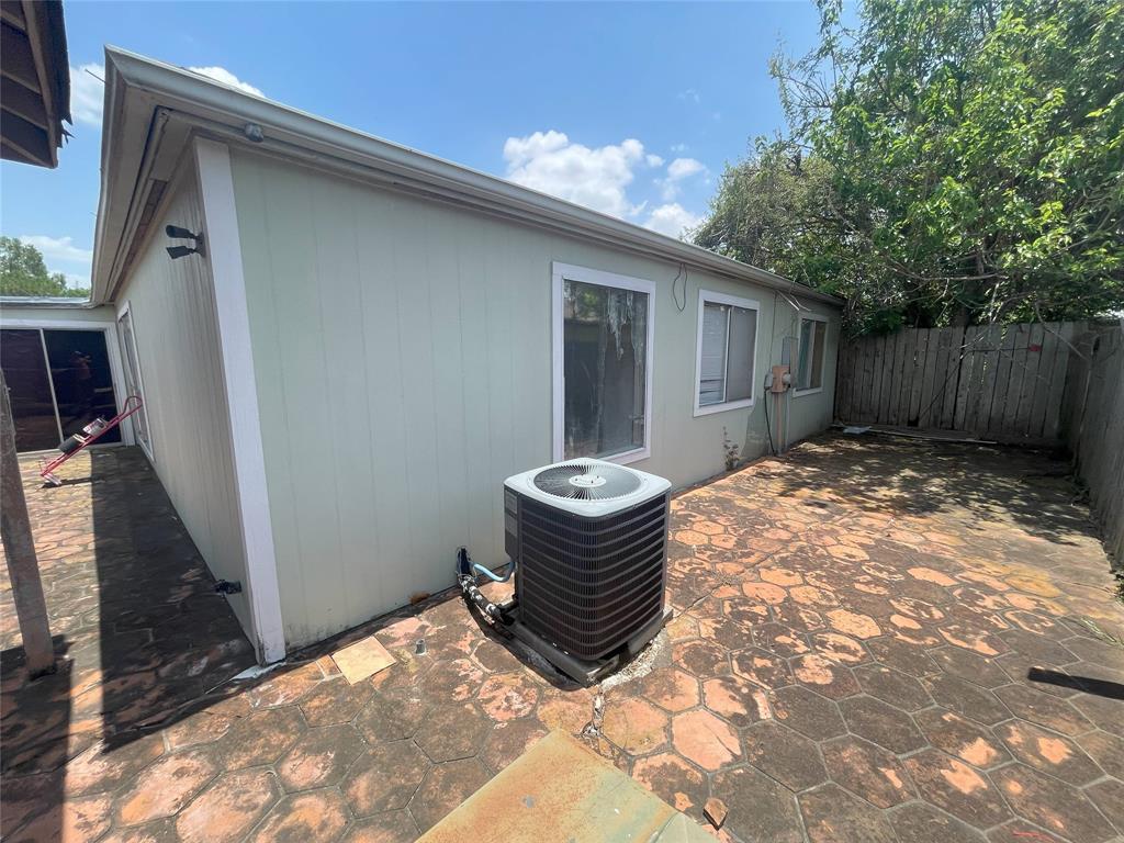 9326 Keegans Wood Dr, Houston, TX 77083