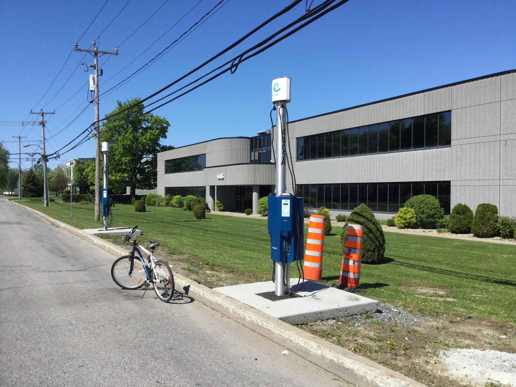Chemin du Bois Franc Stationnement / Chargement Montréal, QC EV Station
