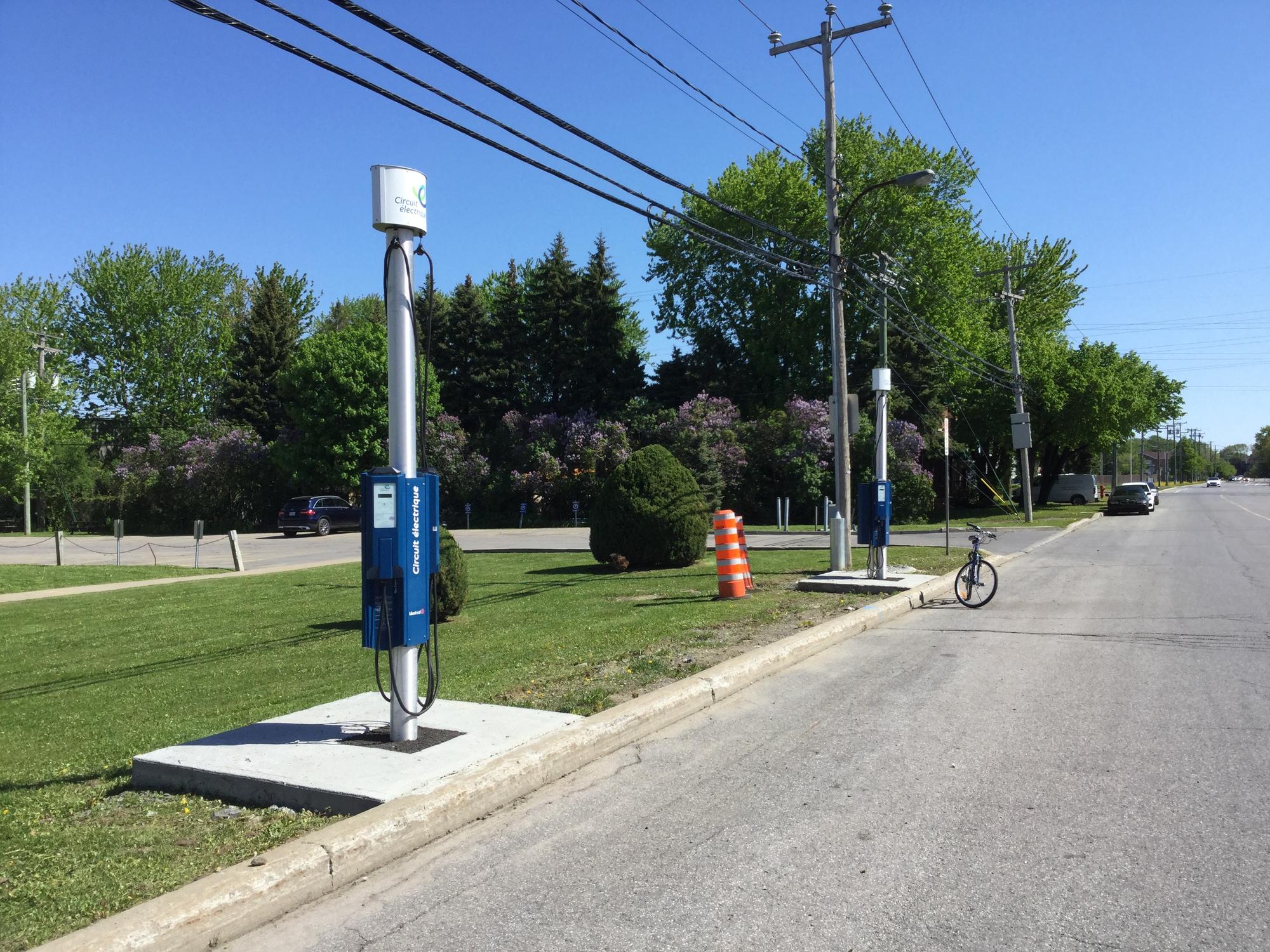 Chemin du Bois Franc Stationnement / Chargement Montréal, QC EV Station