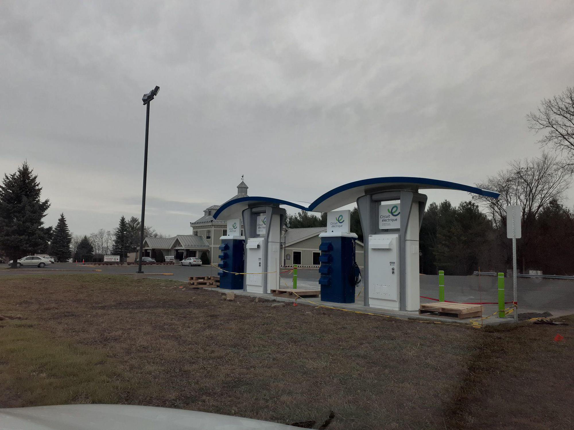 Hôtel StBernard SaintBernarddeLacolle, QC EV Station