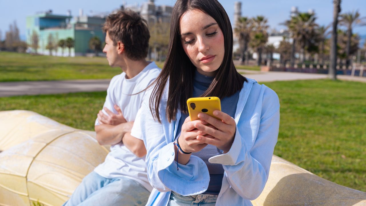 « La personne se trompe d&rsquo;histoire d&rsquo;amour » : comment reconnaître une relation « bouche-trou » avant d&rsquo;en souffrir