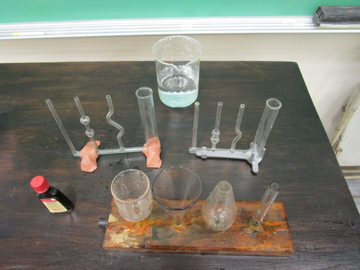 2B20.40Pascal’s Vases Physics Department