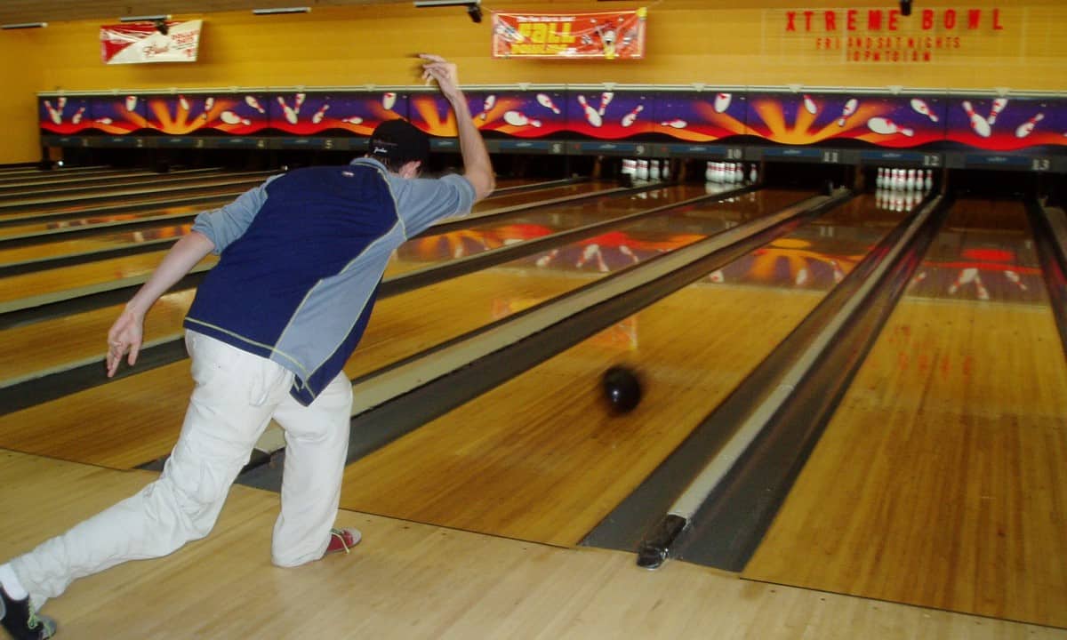 Wobbly physics of bowling balls, Stephen Hawking’s archive acquired for