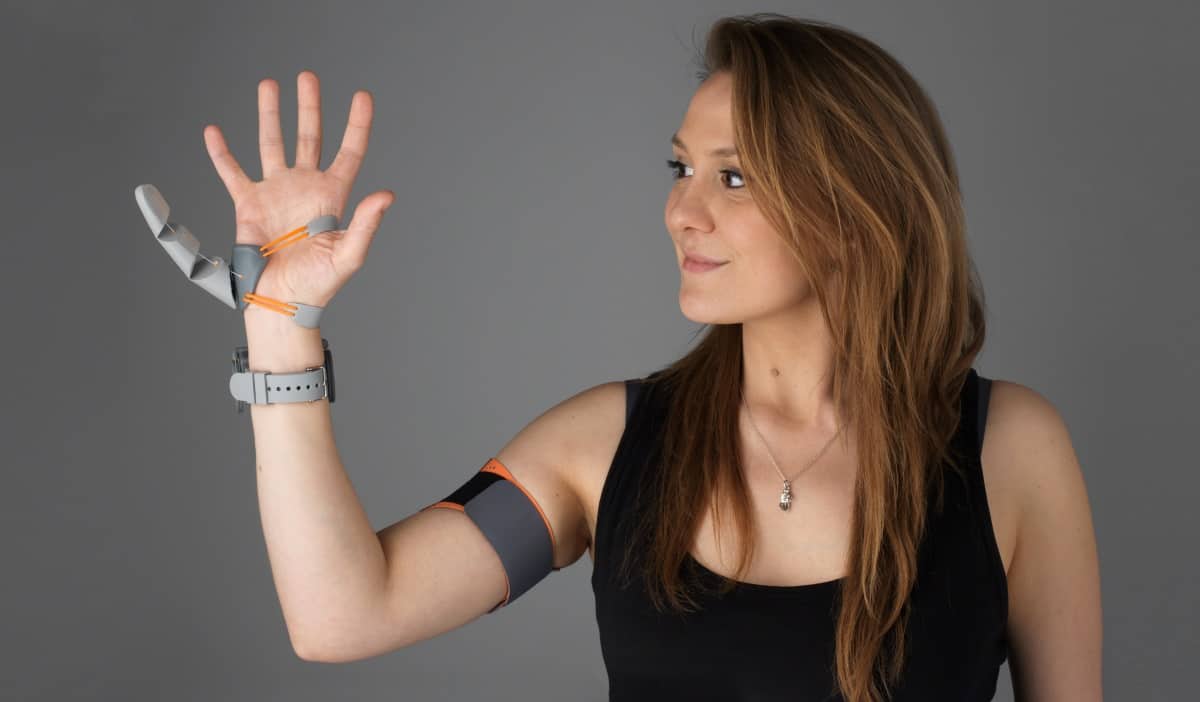 Robotic thumb changes how the brain ‘sees’ the hand Physics World