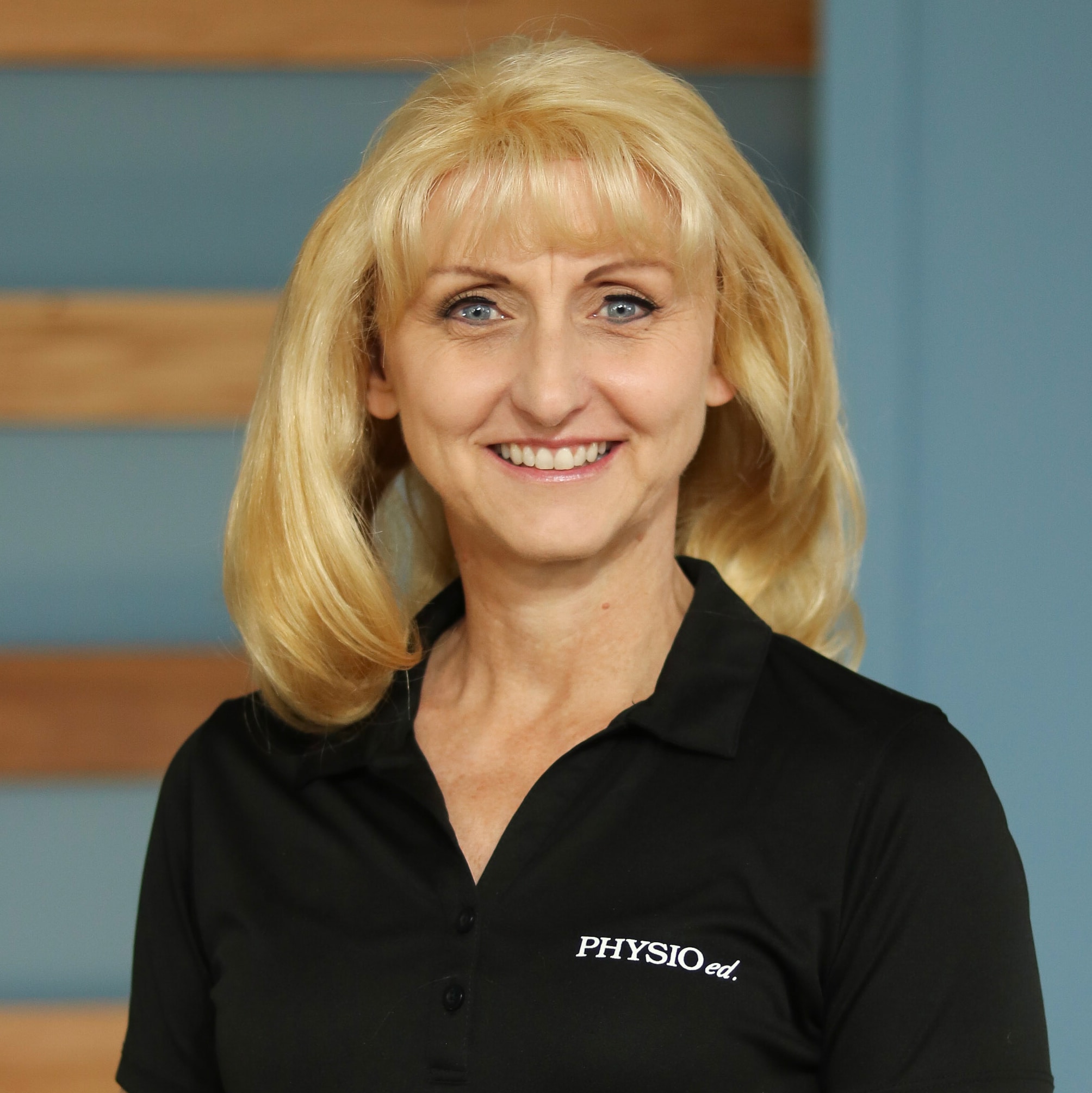 Using Hiking Poles In PWR Moves Class For Parkinson's Disease Physio Ed.