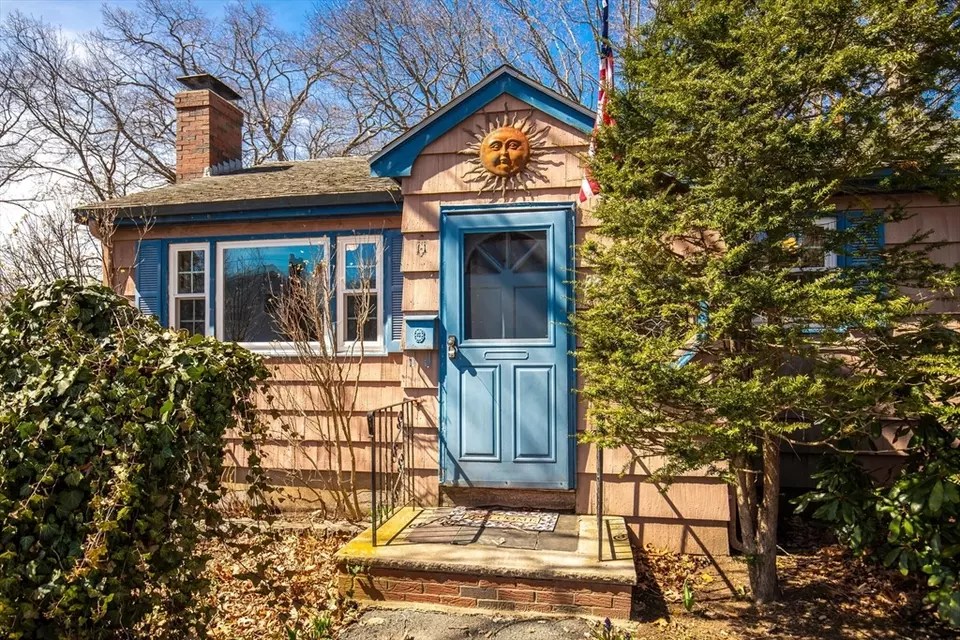 24 Graybriar Ln, Lynn, MA 01902 35 Photos Movoto