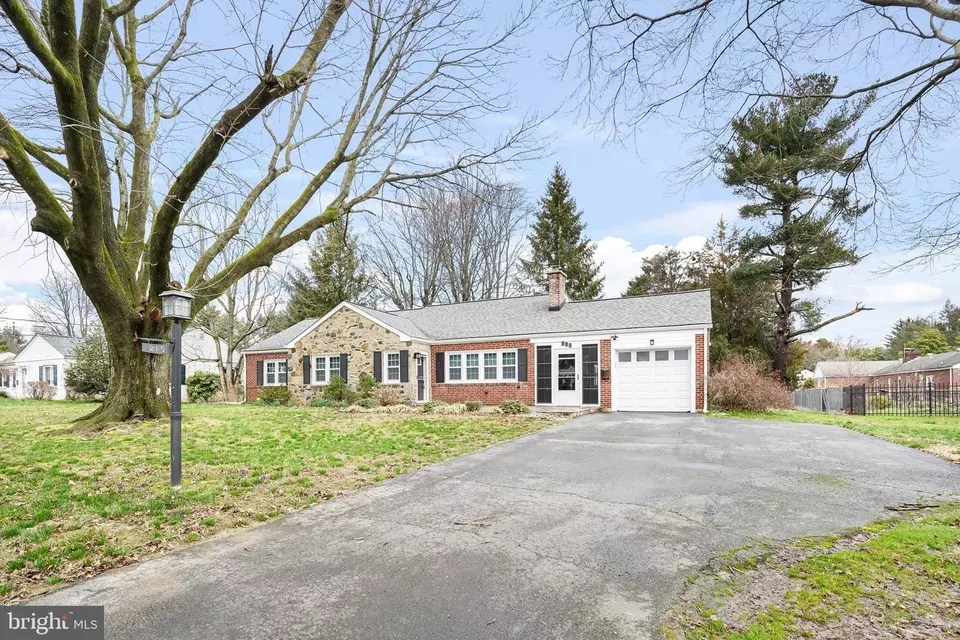 215 Llangollen Blvd, New Castle, DE 19720 37 Photos Movoto