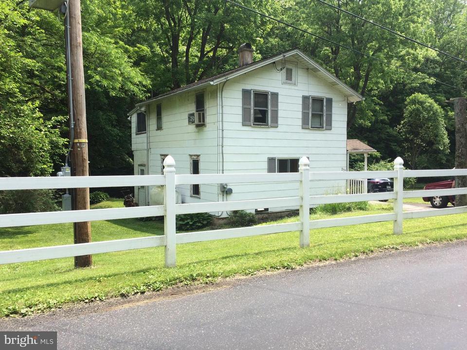 277 Red Bridge Rd, Kintnersville, PA 18930
