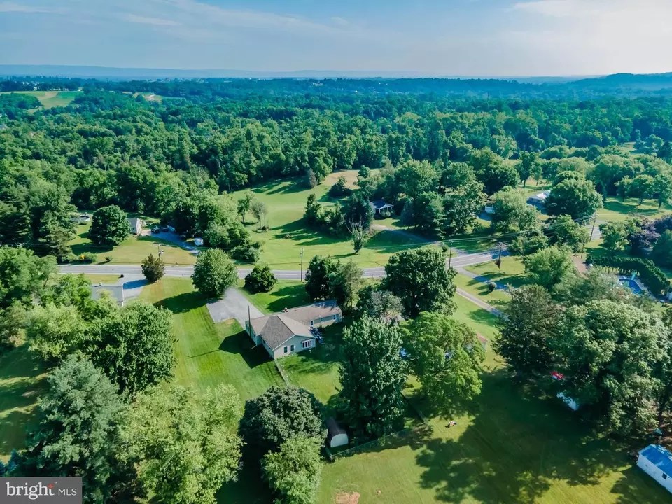 1012 E Lisburn Rd, Mechanicsburg, PA 17055 38 Photos Movoto