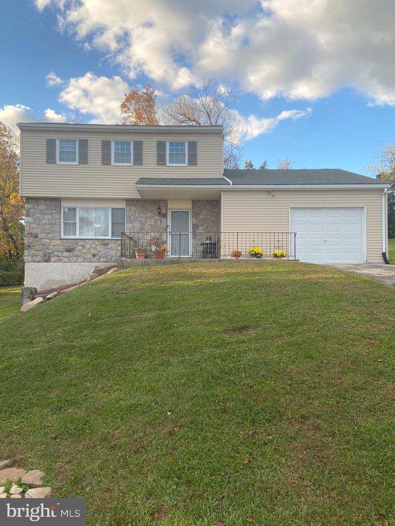 1223 Oakdale Dr, Pottstown, PA 19464 18 Photos MLS PAMC2015796