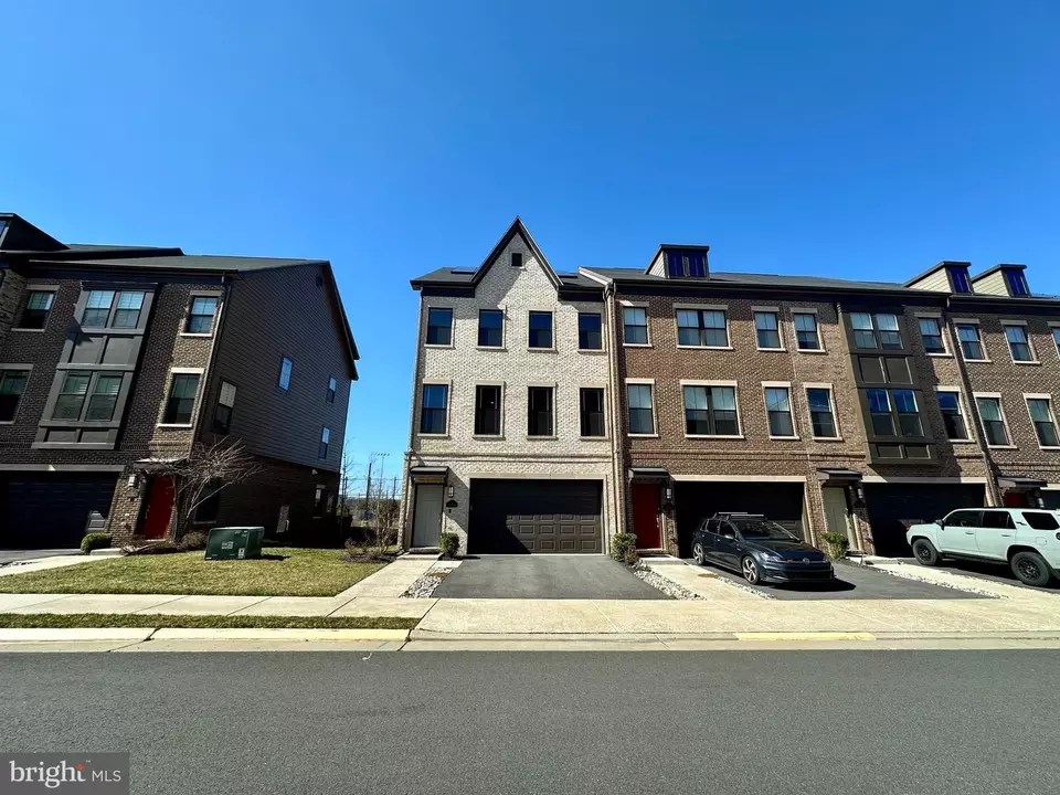 3088 Alan Shepard St, Herndon, VA 20171 13 Photos Movoto