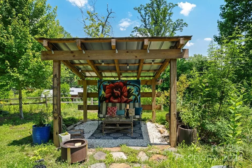 1928 Haywood Rd, Hendersonville, NC 28791 47 Photos Movoto