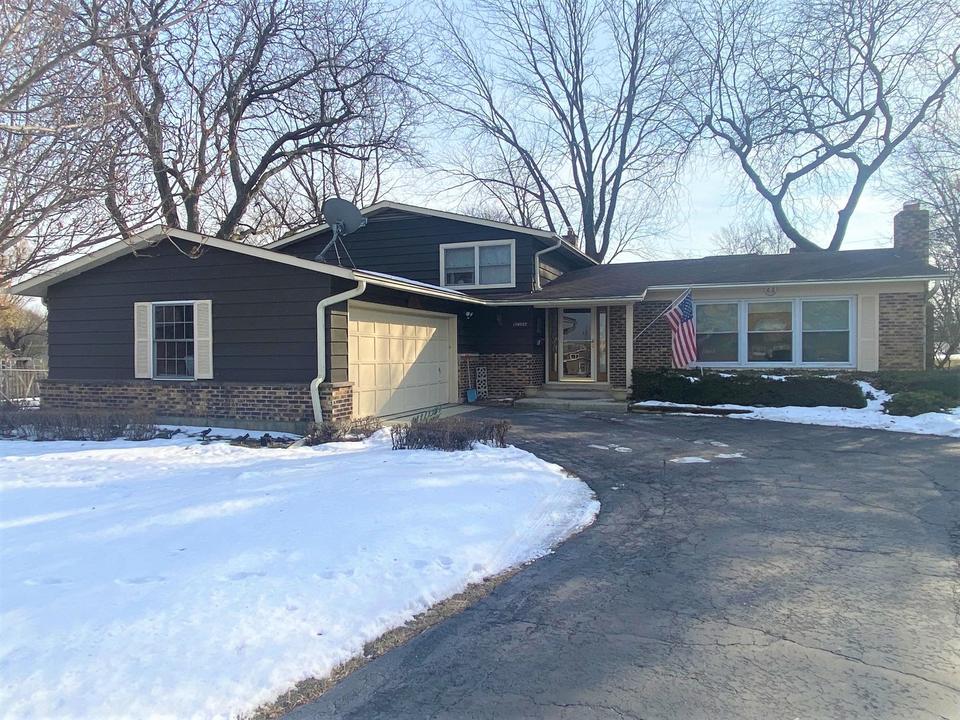 15 W Burr Oak Dr, Arlington Heights, IL 60004 2 Photos