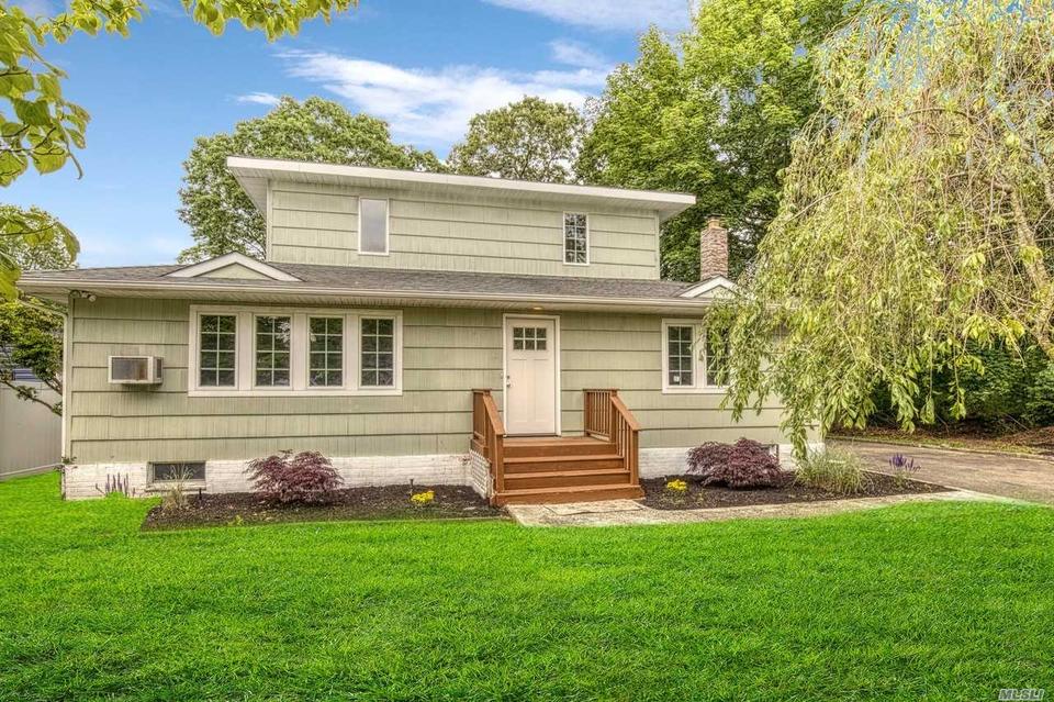 37 Surrey Dr, Center Moriches, NY 11934