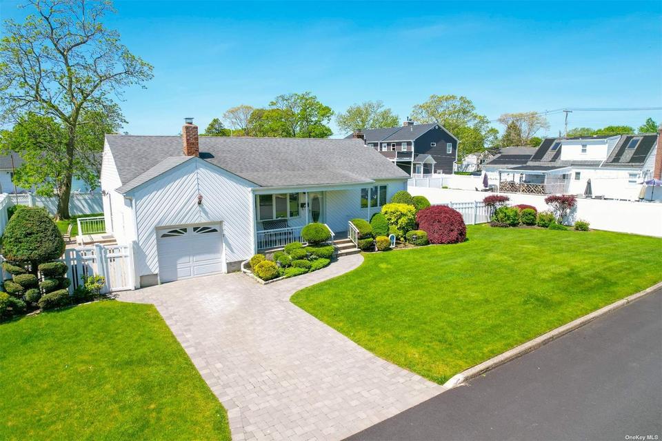 585 N Hamilton Ave, Lindenhurst, NY 11757 26 Photos MLS 3402650 Movoto