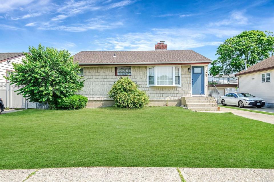 44 Van Buren St, Freeport, NY 11520