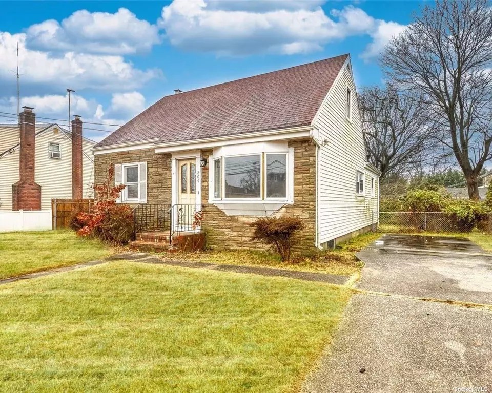 807 S Strong Ave, Copiague, NY 11726 17 Photos Movoto