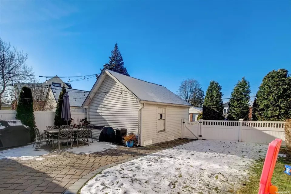 88 Pearsall Ave, Lynbrook, NY 11563 34 Photos Movoto