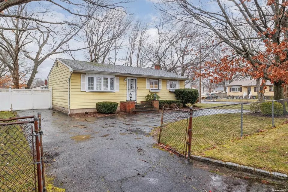 375 Atlantic St, Copiague, NY 11726 20 Photos Movoto