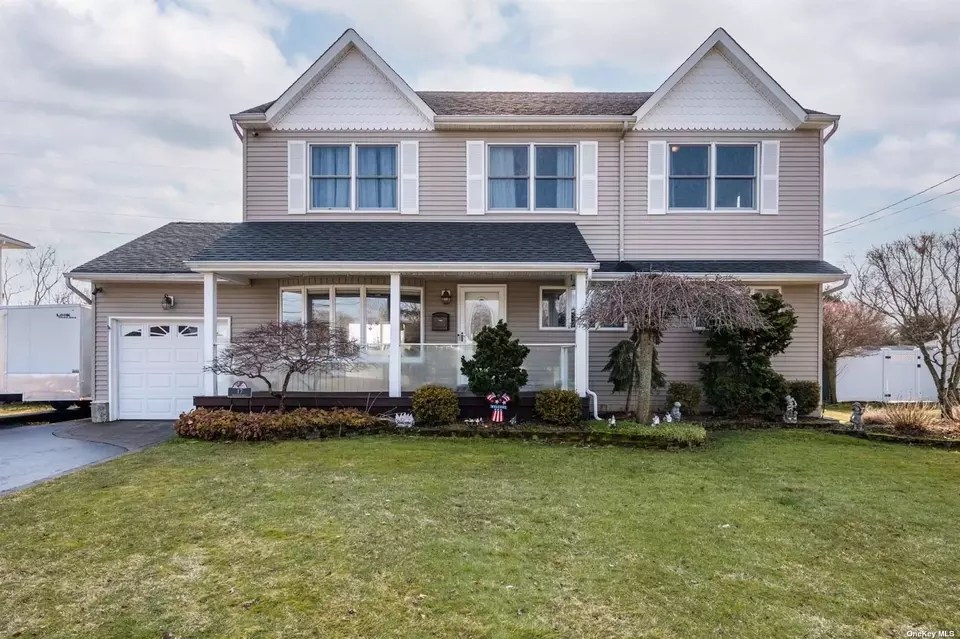 17 Pickwick Dr, Old Bethpage, NY 11804 29 Photos Movoto