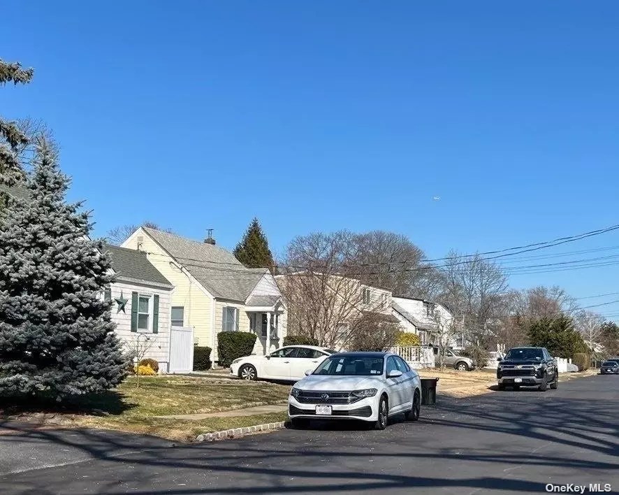 308 Pleasantview Ct, Copiague, NY 11726 2 Photos Movoto