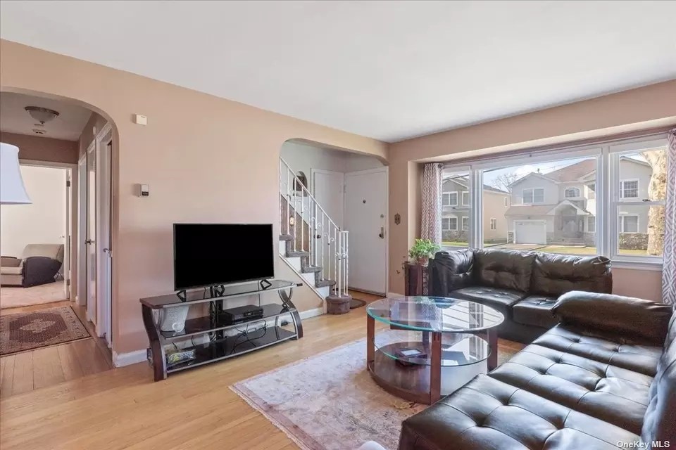 3 Lydia St, Valley Stream, NY 11580 14 Photos Movoto