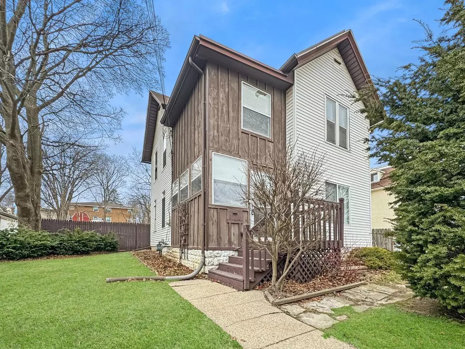 136 Randall, Waukesha, WI 53188 13 Photos Movoto