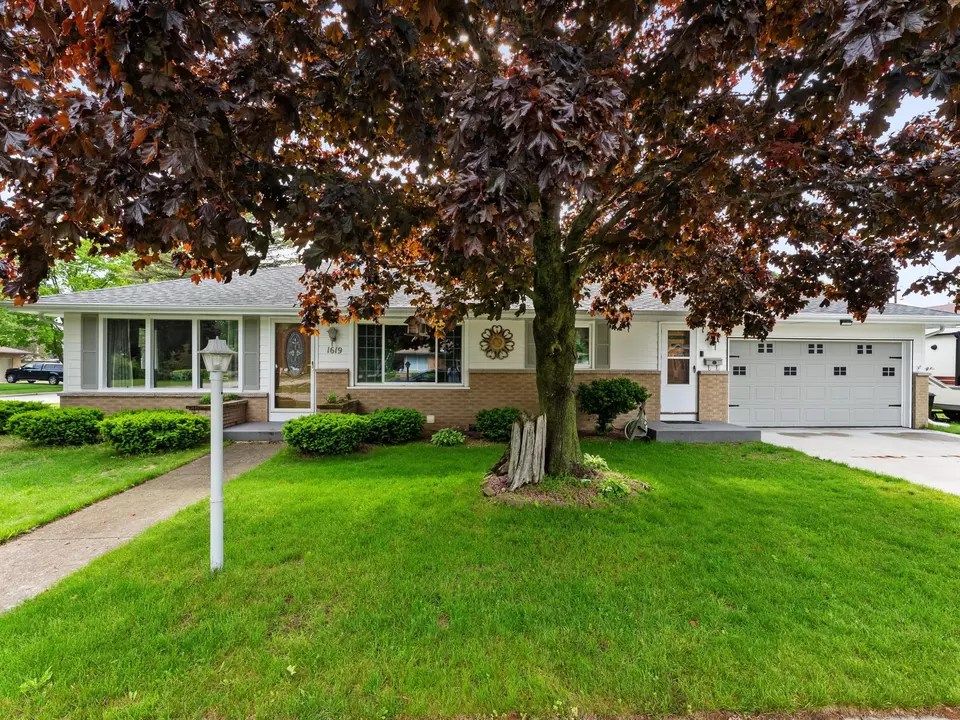 1619 Lowell, Two Rivers, WI 54241 31 Photos Movoto