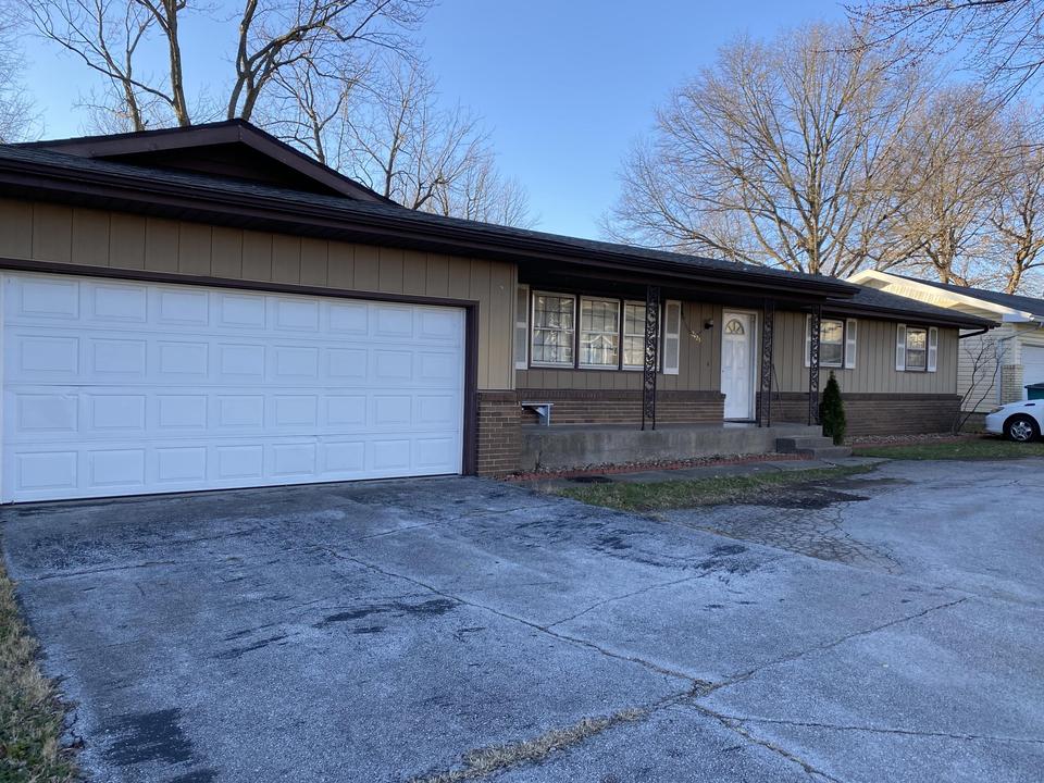 2423 S Ingram Mill Rd, Springfield, MO 65804 2 Photos MLS 60207446