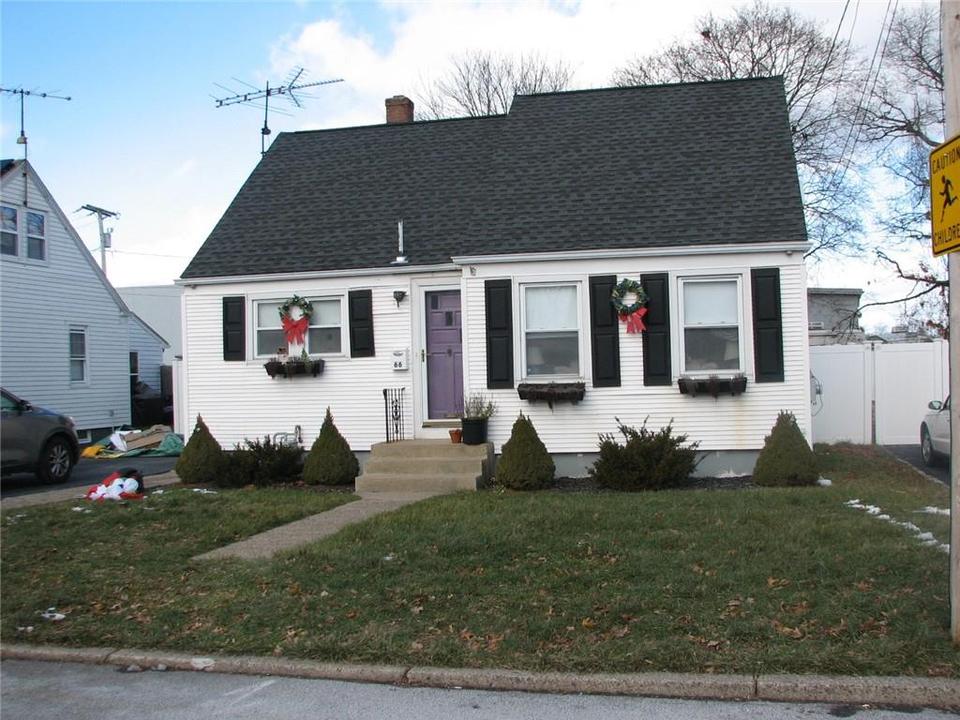 66 Crest Dr, Pawtucket, RI 02861 22 Photos MLS 1301308 Movoto