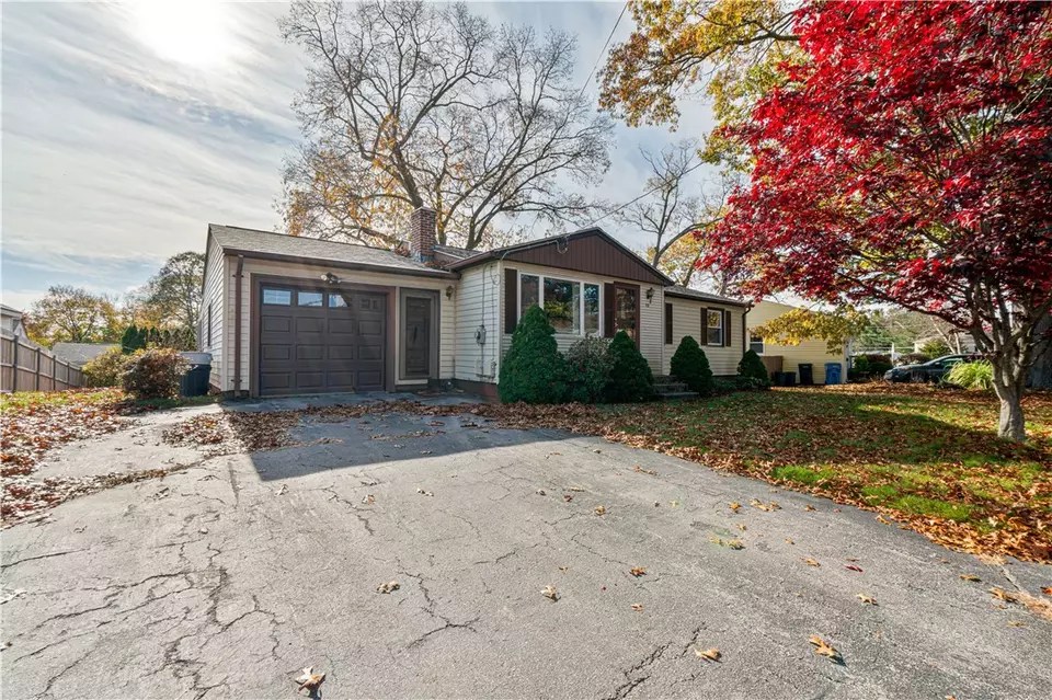 98 Wellspring Dr, Cranston, RI 02920 16 Photos Movoto