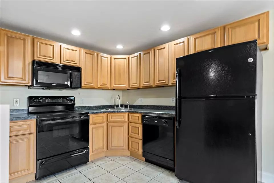 669 Ave 27, Bristol, RI 02809 26 Photos Movoto