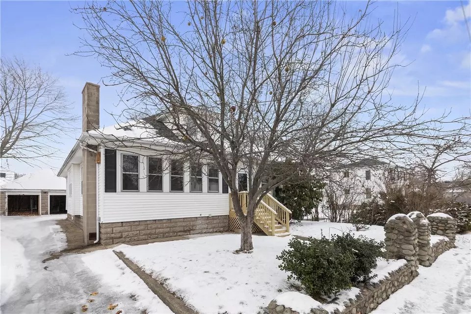 2891 Pawtucket Ave, East Providence, RI 02915 18 Photos Movoto