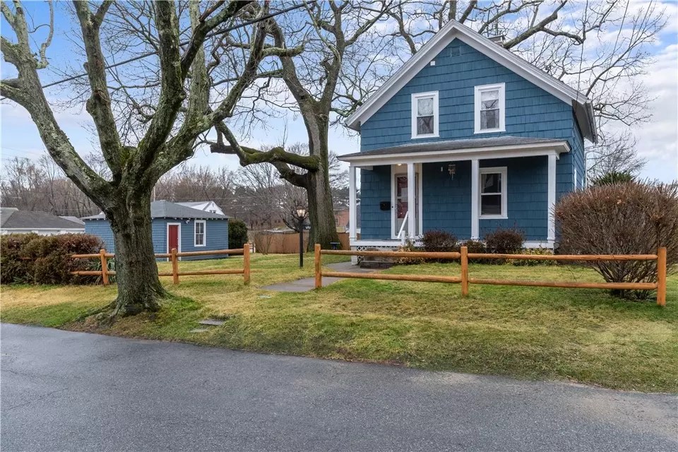 295 Woodbine St, Cranston, RI 02910 50 Photos Movoto