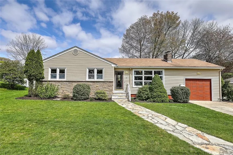 19 Roslyn Ave, Cranston, RI 02910 30 Photos Movoto