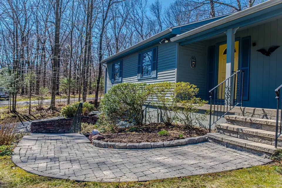 876 Plainville Ave, Farmington, CT 06032 20 Photos Movoto