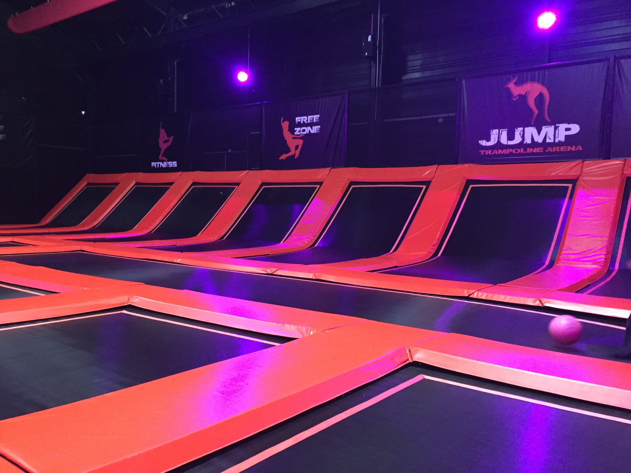 On a essayé JUMP Orléans, parc dédié aux trampolines. • Pour Info à Orléans