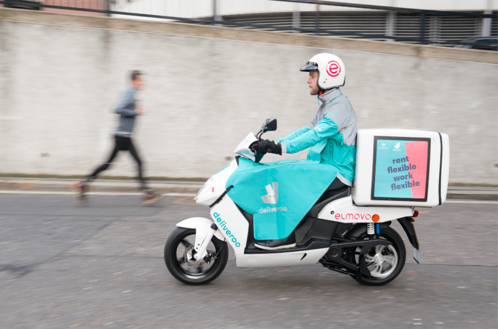 Deliveroo va louer des scooter électriques... à ses livreurs