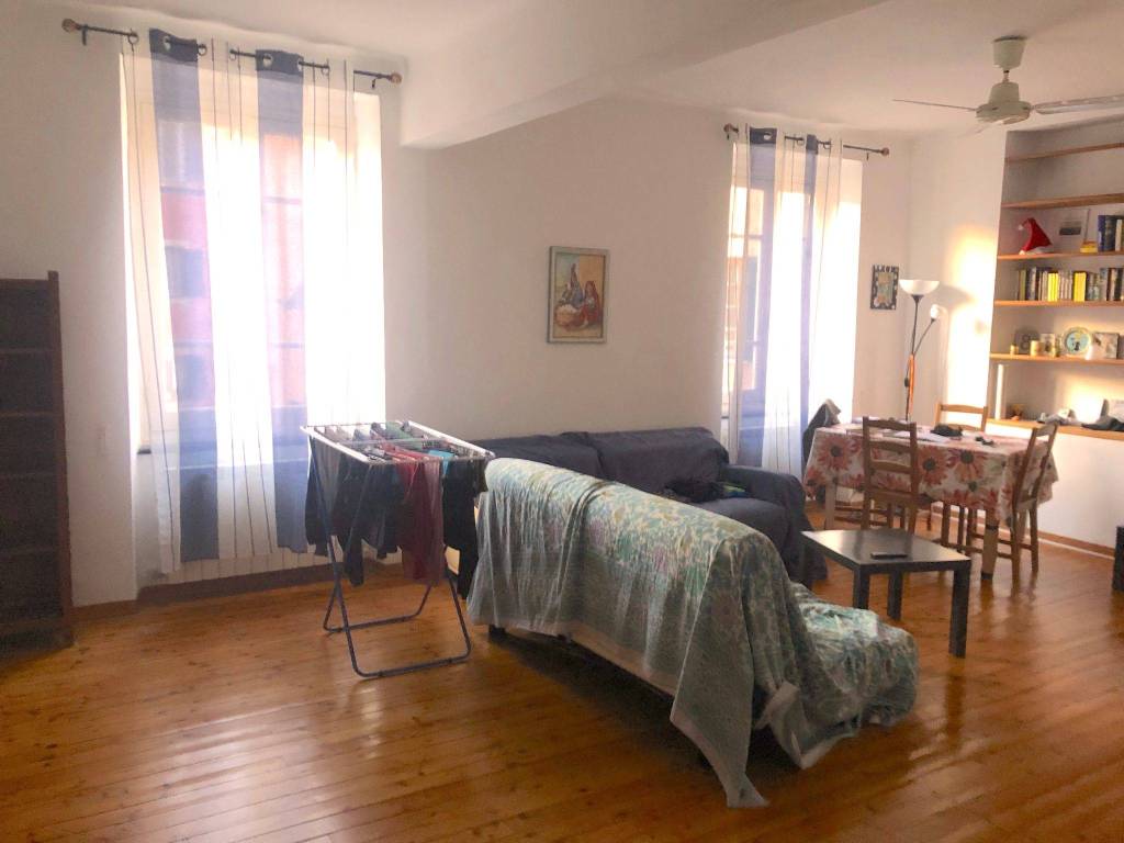 Rent Apartment Genoa. 2room flat in via San Vincenzo 49. Good