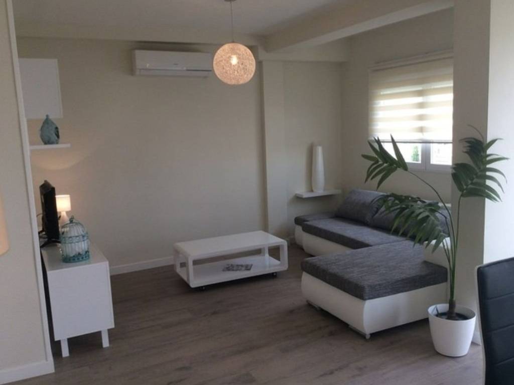 Alquiler Piso Granada. Piso de dos habitaciones en Avenida.... Buen