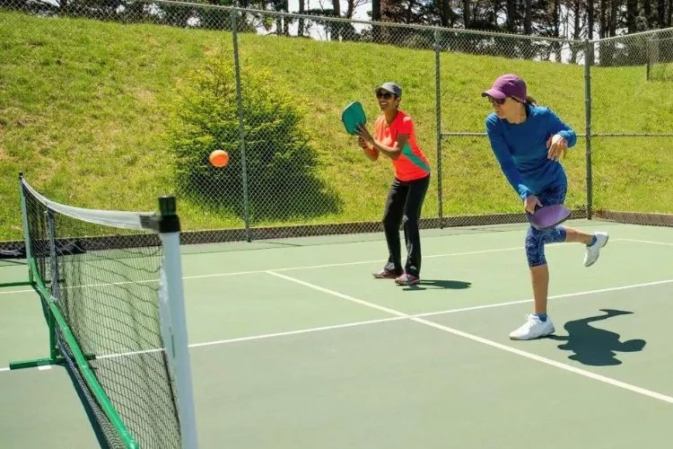 Can You Serve Overhand In Pickleball? (No, You Sadly Can't)