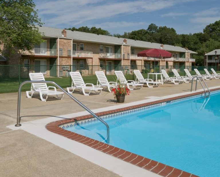 Apartments with Pool Maple Shade NJ Pickwick Apartments