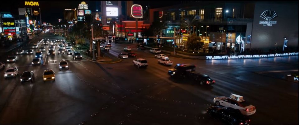 IMCDb.org: 2003 Lincoln Town Car Stretched Limousine in "Jason Bourne