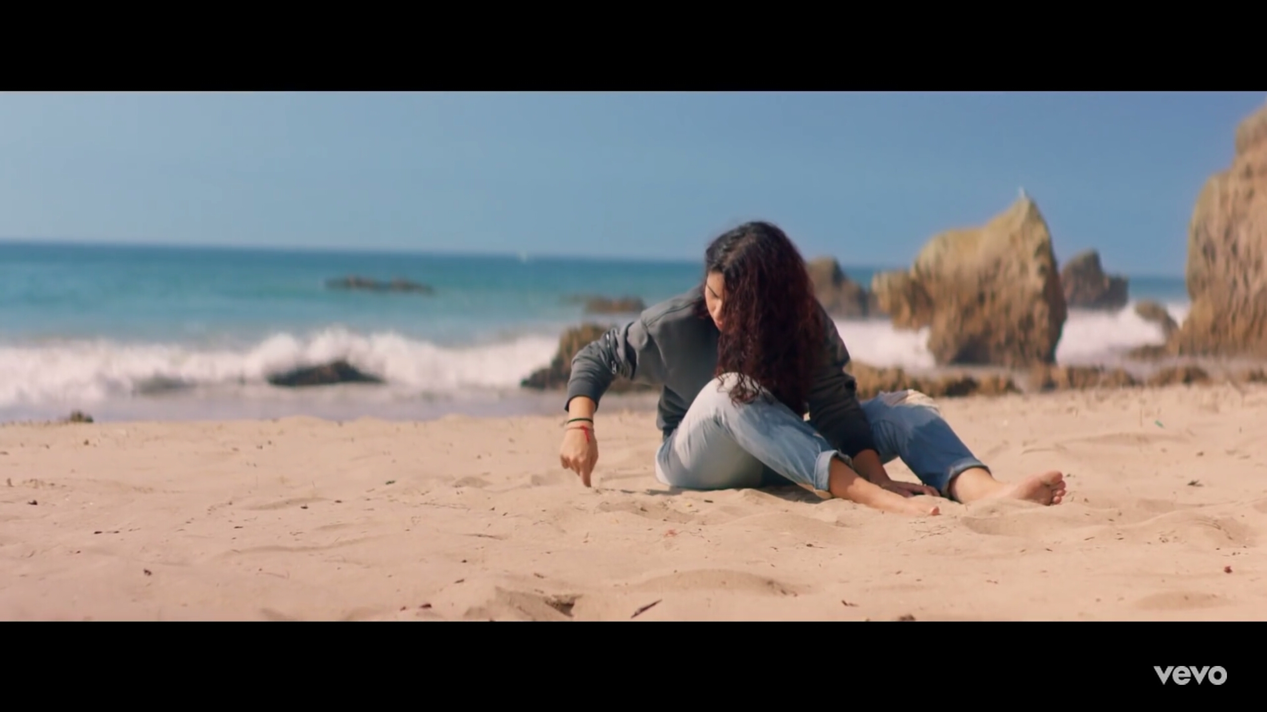 Alessia Cara Feet Screencaps from music video The MousePad